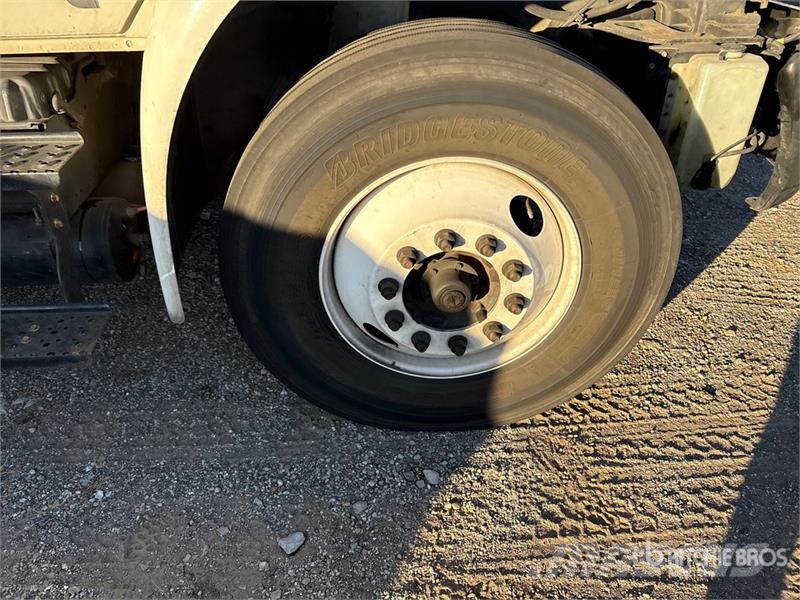 International MV607 4x2 Van Truck Camiões de caixa fechada