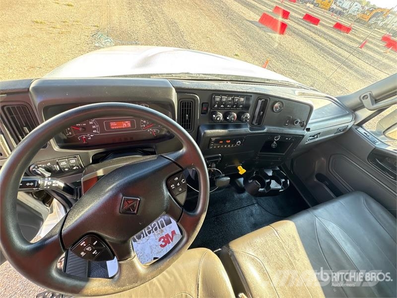 International MV607 4x2 Van Truck Bakwagens met gesloten opbouw