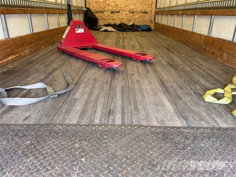 International MV607 4x2 Van Truck Bakwagens met gesloten opbouw