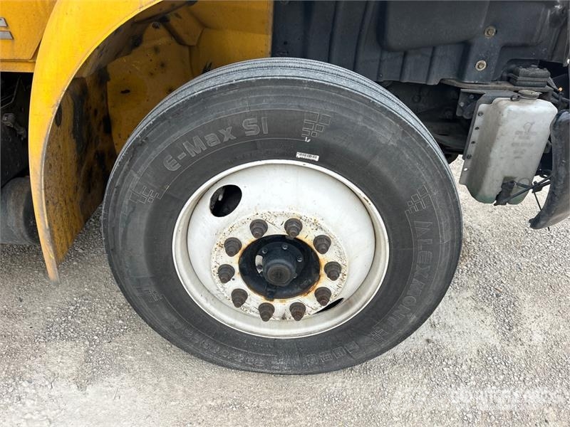 International MV607 4x2 Van Truck Bakwagens met gesloten opbouw