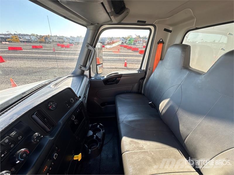 International MV607 4x2 Van Truck Bakwagens met gesloten opbouw