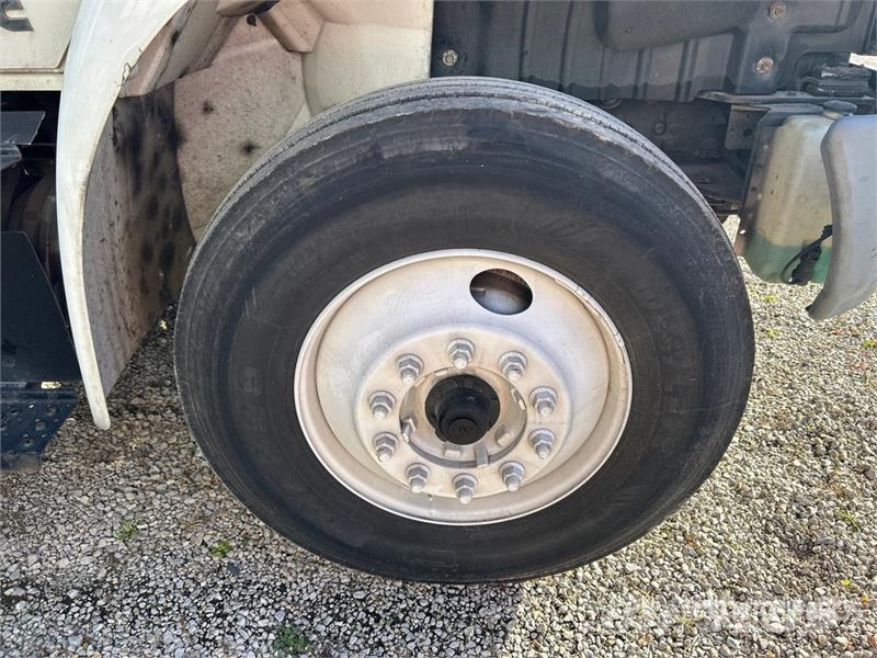 International MV607 4x2 Van Truck Fast kasse
