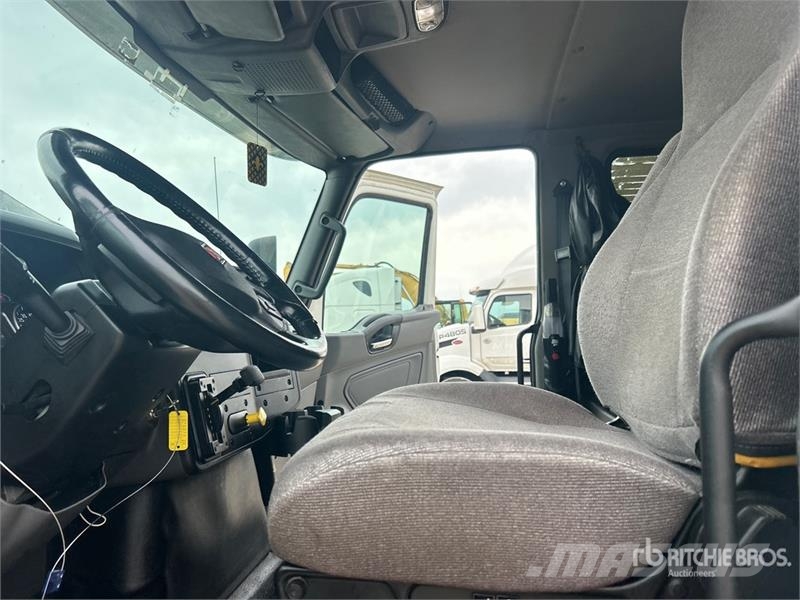 International MV607 4x2 Van Truck Kofferaufbau