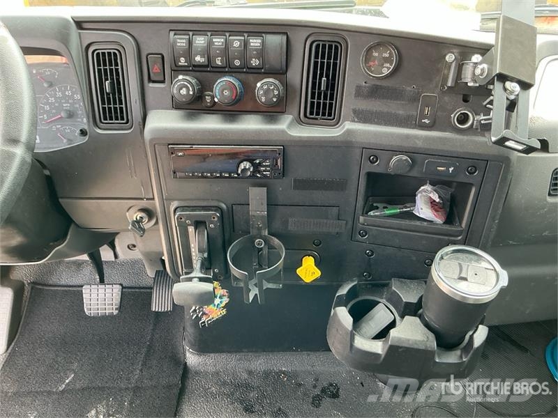 International MV607 4x2 Van Truck Autocamioane