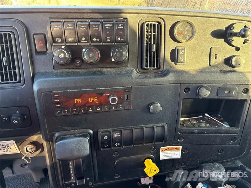 International MV607 4x2 Van Truck Camiões de caixa fechada