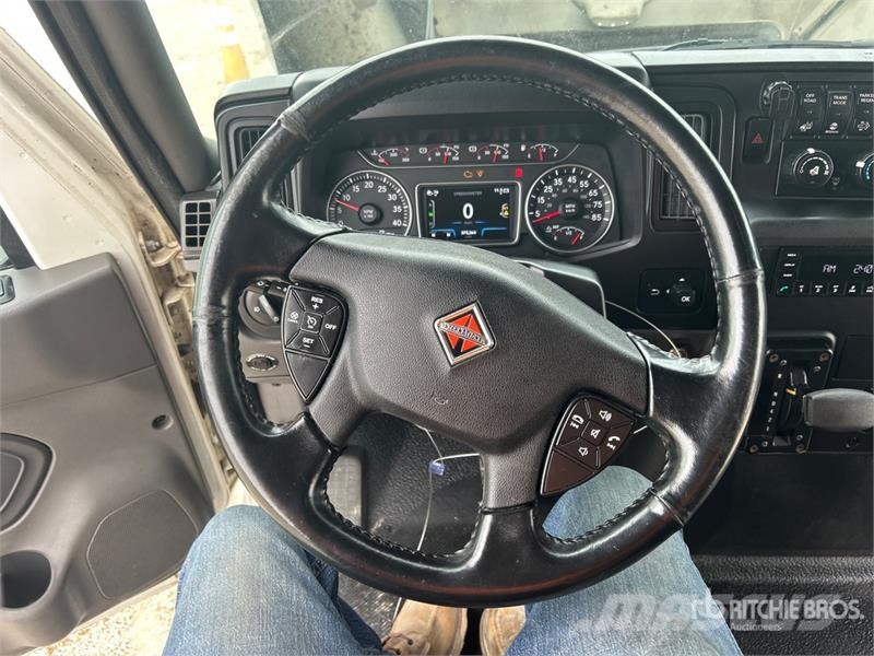 International MV607 4x2 Van Truck Kofferaufbau
