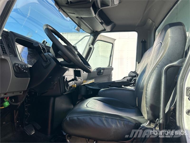 International MV607 4x2 Van Truck Fast kasse
