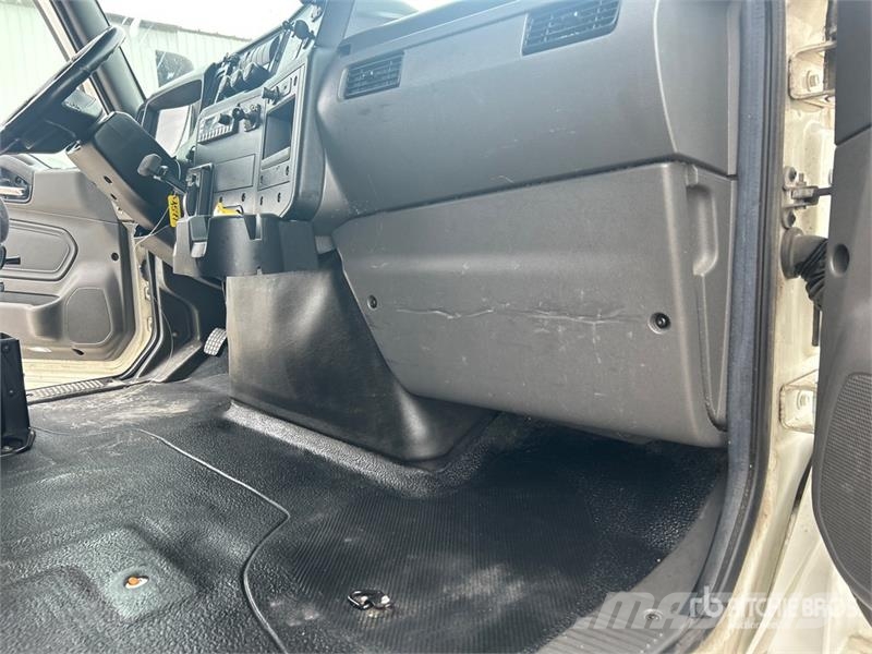 International MV607 4x2 Van Truck Kofferaufbau