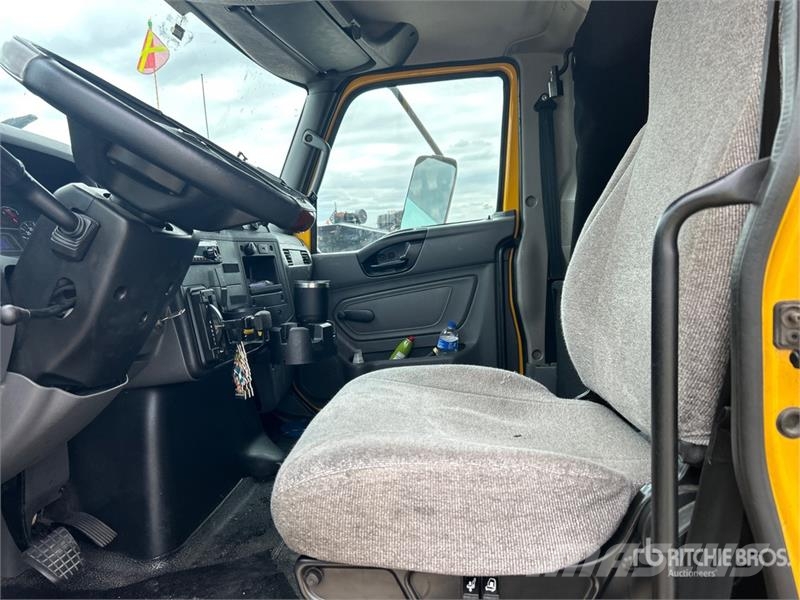 International MV607 4x2 Van Truck Bakwagens met gesloten opbouw
