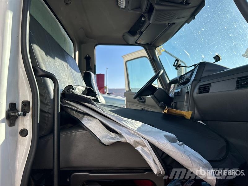 International MV607 4x2 Van Truck Fast kasse