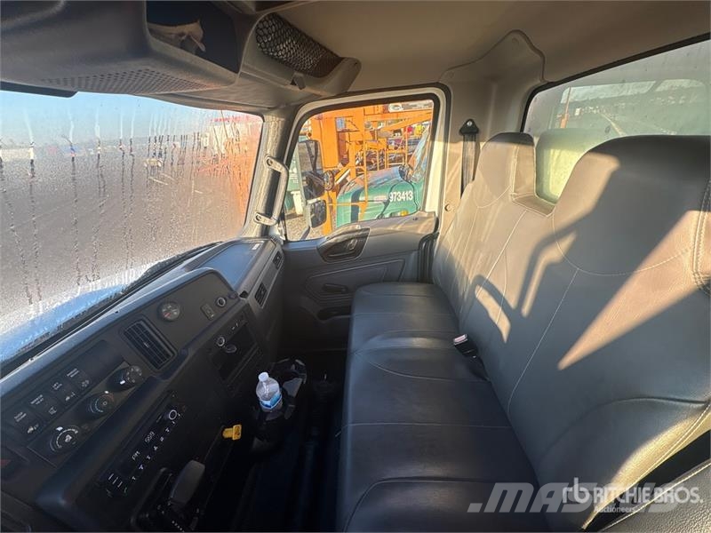 International MV607 4x2 Van Truck Camiões de caixa fechada