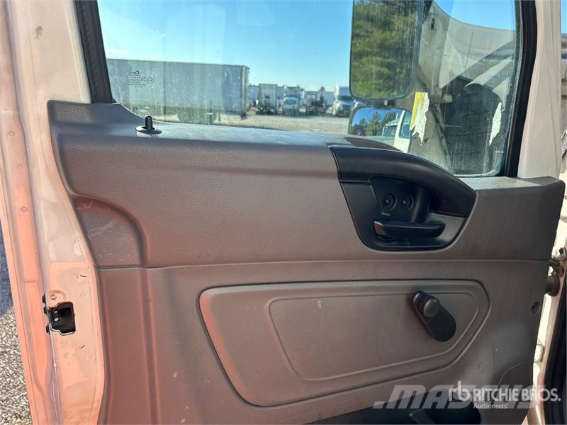 International MV607 4x2 Van Truck Fast kasse