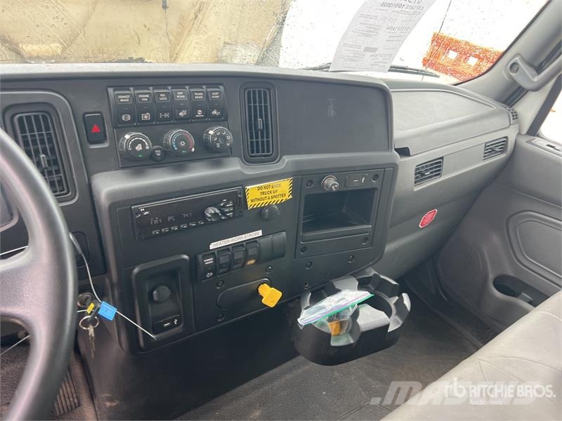 International MV607 6x4 Locomotive Van Truck Furgons