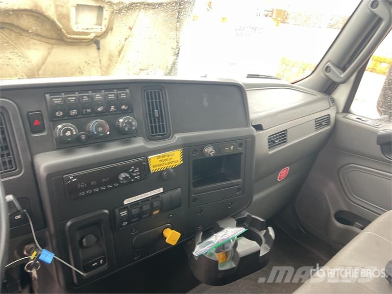 International MV607 6x4 Locomotive Van Truck Furgons