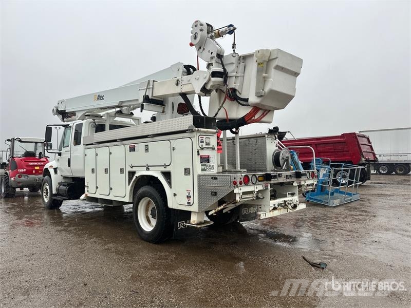 International on International 4400 Deluxe 4x2 Extended Cab Buck Auto korpe