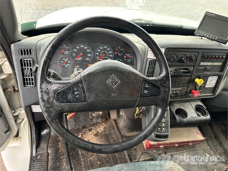 International on International 4400 Deluxe 4x2 Extended Cab Buck Auto korpe
