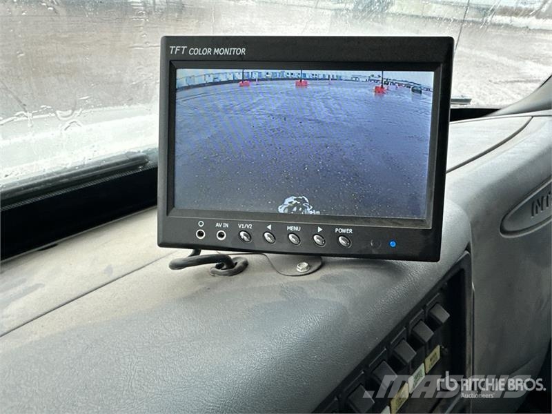 International on International 4400 Deluxe 4x2 Extended Cab Buck Auto korpe
