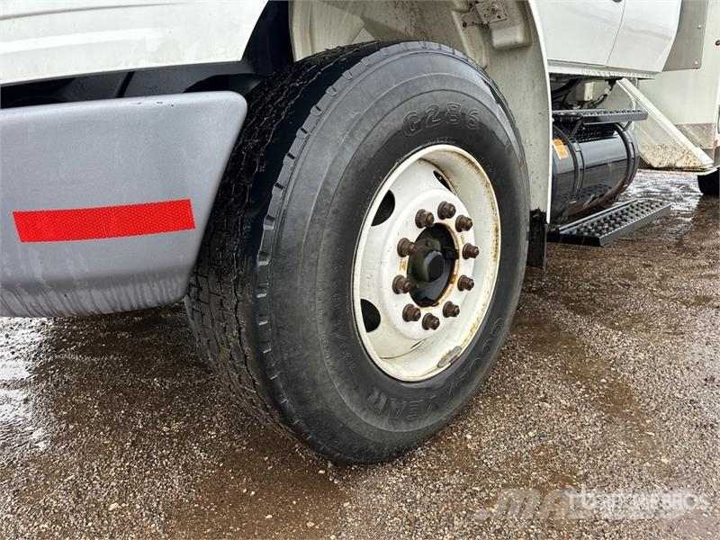 International on International 4400 Deluxe 4x2 Extended Cab Buck Auto korpe