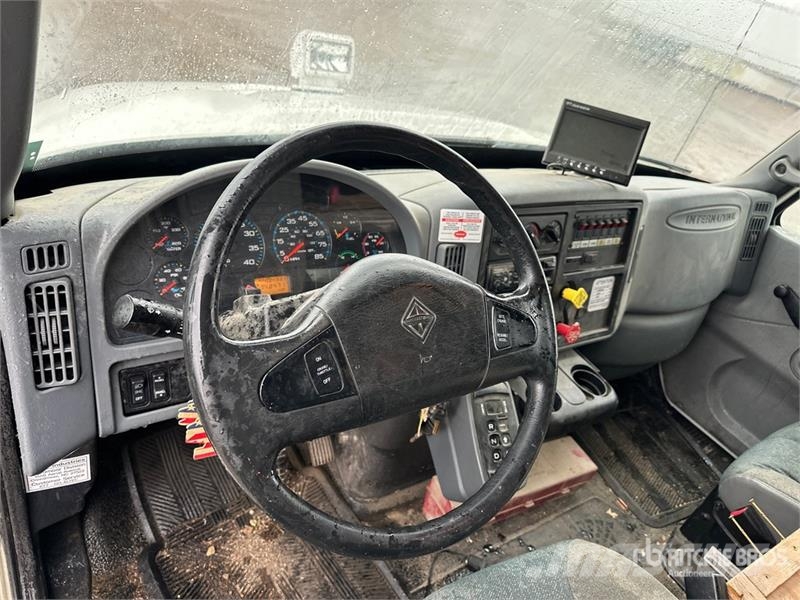 International on International 4400 Deluxe 4x2 Extended Cab Buck Auto korpe