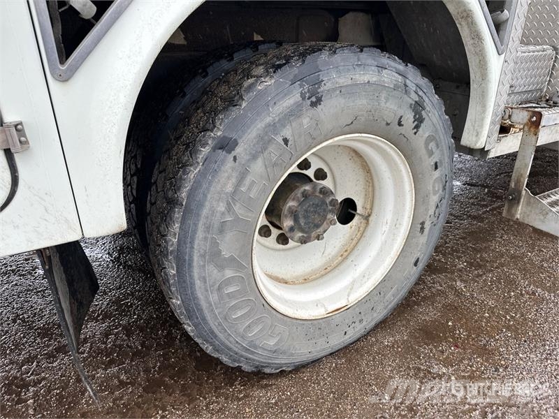 International on International 4400 Deluxe 4x2 Extended Cab Buck Auto korpe