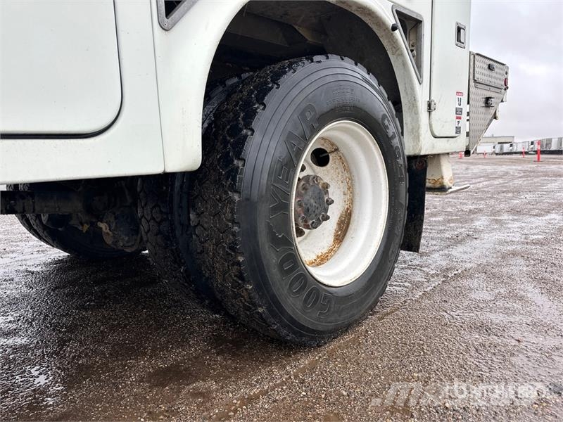 International on International 4400 Deluxe 4x2 Extended Cab Buck Auto korpe