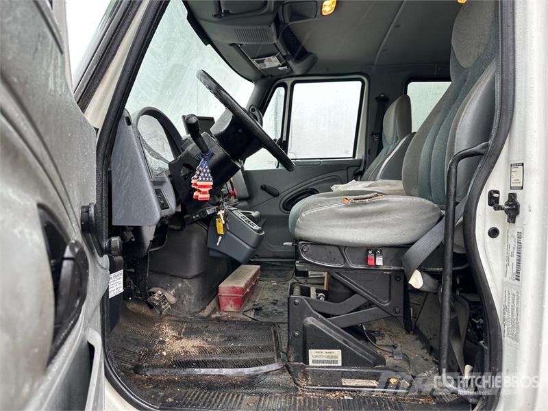 International on International 4400 Deluxe 4x2 Extended Cab Buck Auto korpe
