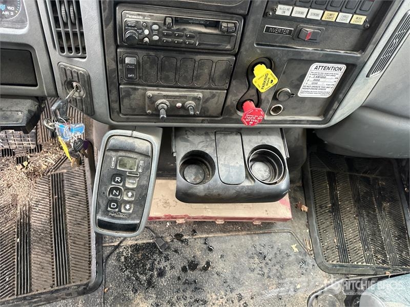 International on International 4400 Deluxe 4x2 Extended Cab Buck Auto korpe