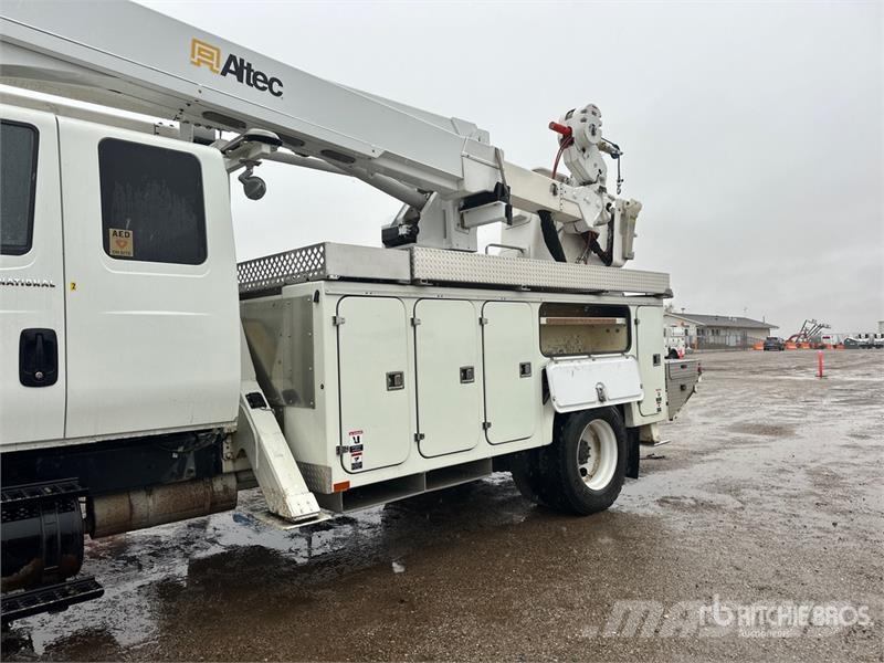 International on International 4400 Deluxe 4x2 Extended Cab Buck Auto korpe