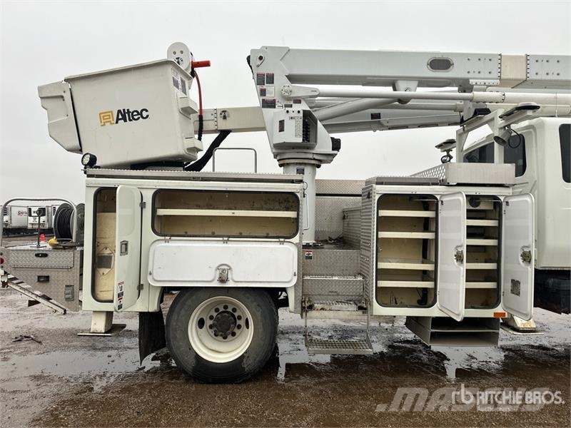 International on International 4400 Deluxe 4x2 Extended Cab Buck Auto korpe