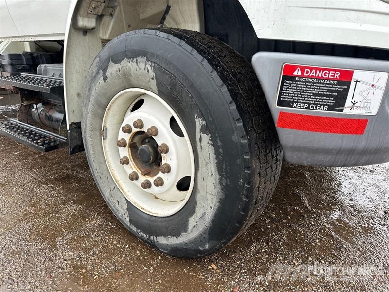 International on International 4400 Deluxe 4x2 Extended Cab Buck Auto korpe
