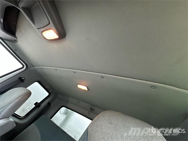 International on International 4400 Deluxe 4x2 Extended Cab Buck Auto korpe