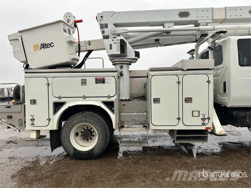 International on International 4400 Deluxe 4x2 Extended Cab Buck Auto korpe
