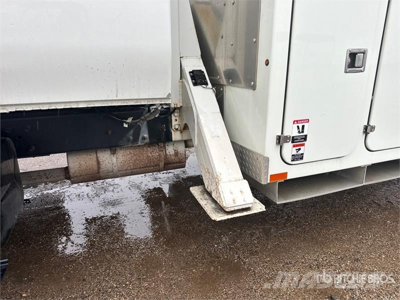 International on International 4400 Deluxe 4x2 Extended Cab Buck Auto korpe