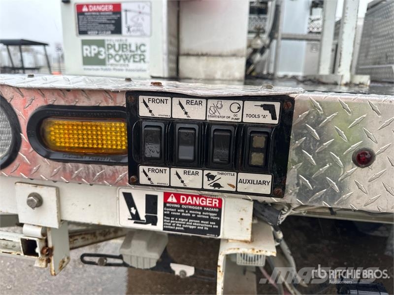 International on International 4400 Deluxe 4x2 Extended Cab Buck Auto korpe
