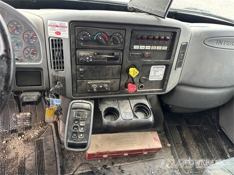 International on International 4400 Deluxe 4x2 Extended Cab Buck Auto korpe