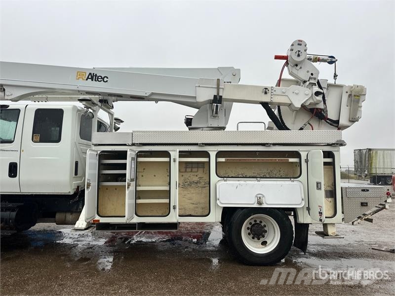 International on International 4400 Deluxe 4x2 Extended Cab Buck Auto korpe