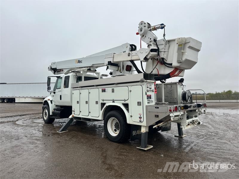 International on International 4400 Deluxe 4x2 Extended Cab Buck Auto korpe