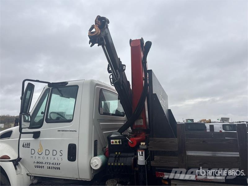 International PK10000 Knuckle Boom on International 4400 4x2 Fla Caminhões guindaste