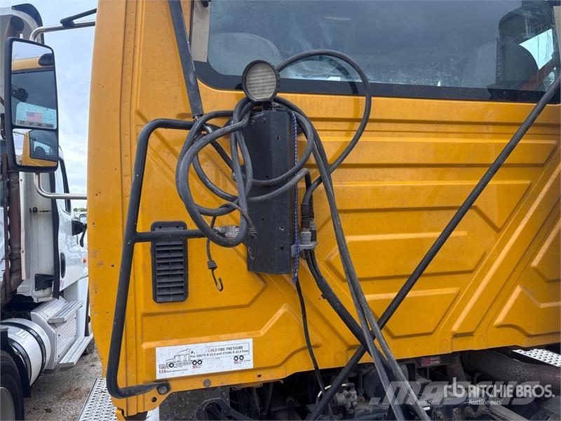 International ProStar+ 122 Trekkers