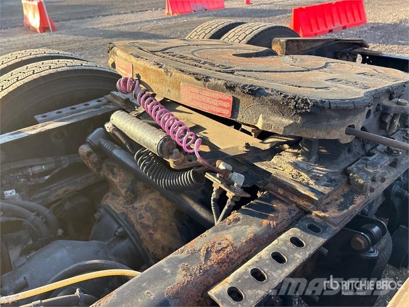 International ProStar+ 122 中古トラクターヘッド | トレーラーヘッド