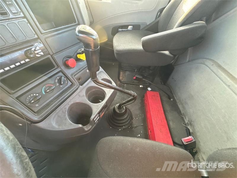 International ProStar+ 122 中古トラクターヘッド | トレーラーヘッド