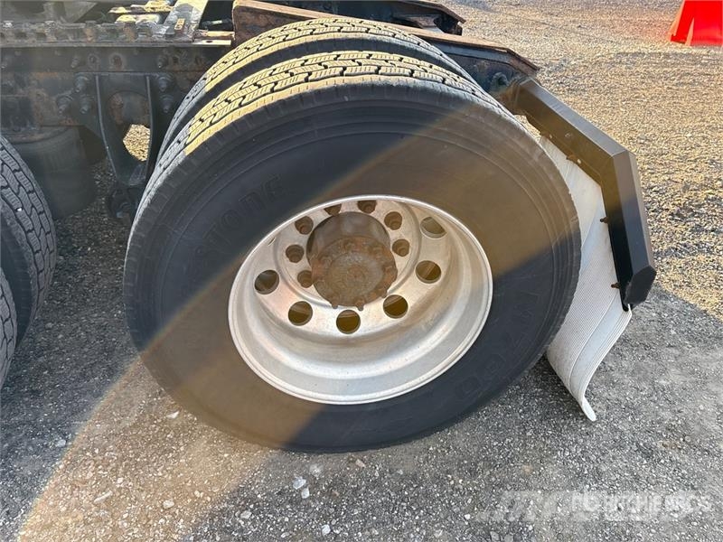 International ProStar+ 122 中古トラクターヘッド | トレーラーヘッド
