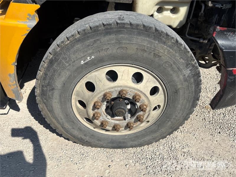 International ProStar+ 122 Trekkers