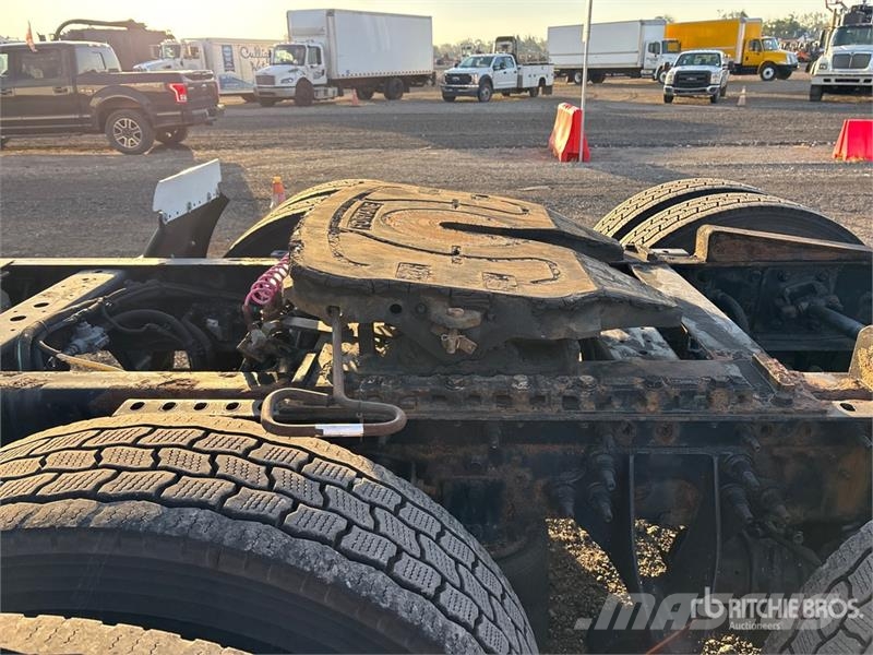 International ProStar+ 122 中古トラクターヘッド | トレーラーヘッド