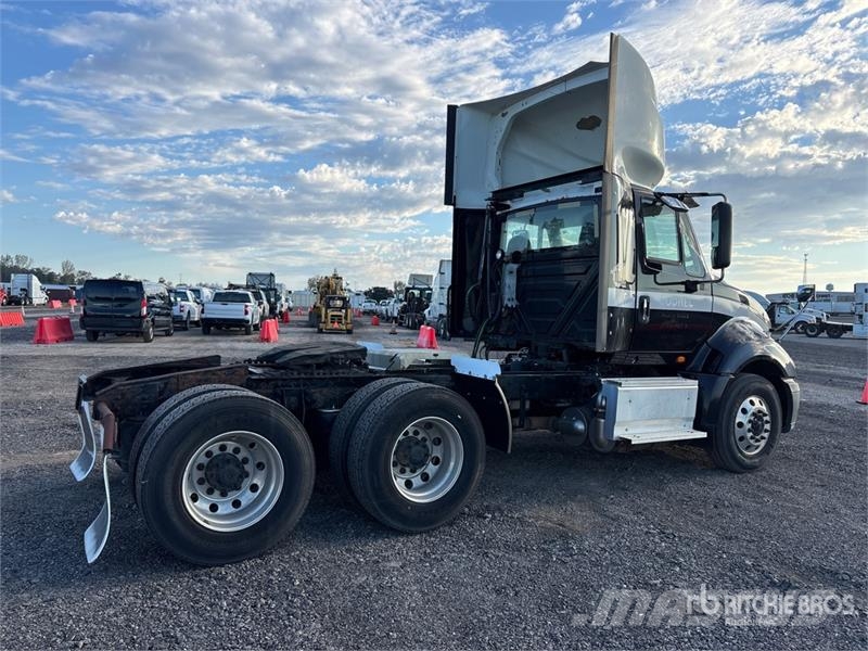 International ProStar+ 122 中古トラクターヘッド | トレーラーヘッド