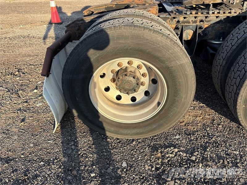 International ProStar+ 122 中古トラクターヘッド | トレーラーヘッド