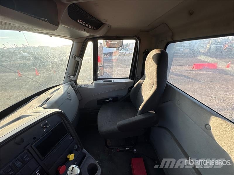 International ProStar+ 122 中古トラクターヘッド | トレーラーヘッド