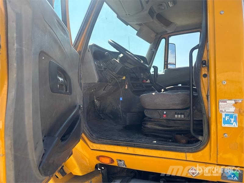 International ProStar+ 122 Trekkers