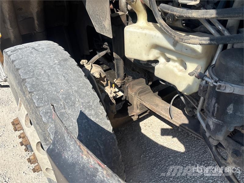 International ProStar+ 122 Trekkers
