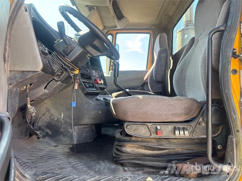International ProStar+ 122 Trekkers